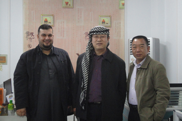 伊拉克客商盛贊數控壓力機，贈阿拉伯頭巾